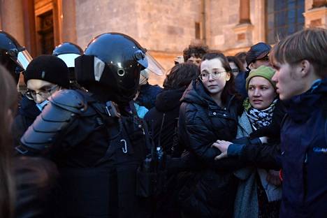 Poliisi pidätti keskiviikkona Pietarissa mielenosoittajia, jotka vastustivat Venäjän julistamaa osittaista liikekannallepanoa.