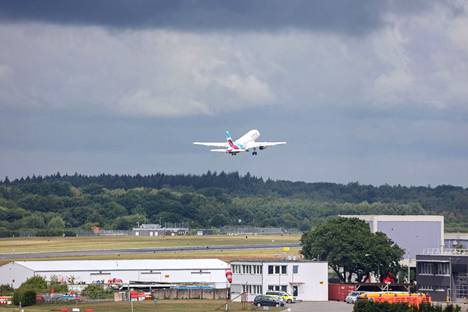 Lufthansan omistaman Eurowingsin kone nousi 7. heinäkuuta 2022 Hampurin lentokentältä.