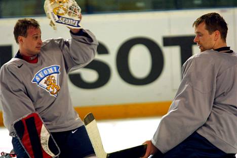 Jarmo Myllys (vas.) Leijonien treeneissä 2001. Menossa mukana Miikka Kiprusoff.