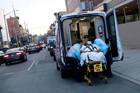 Ambulanssi hakee koronapotilaan sairaalaan Brooklynissa New Yorkissa huhtikuun alussa.