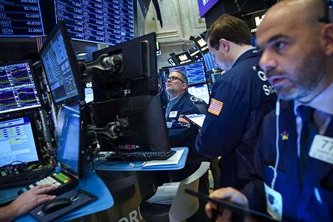 Osakkeiden välittäjät seurasivat tiistaina New York pörssissä markkinoiden tapahtumia.