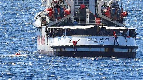 Tuomari määräsi Välimerelle juuttuneen siirtolais­laivan rantautumaan Sisiliaan