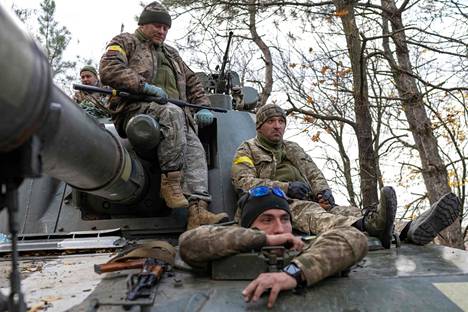 Ukrainan tykistöyksikön jäsenet valmistautuivat ampumaan kohti Hersonia perjantaina.