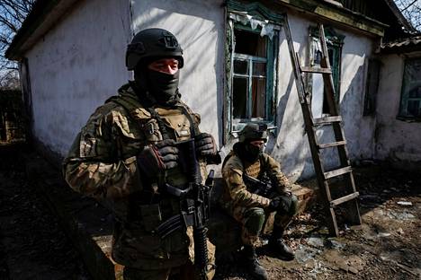 Vapaan Venäjän legioonan jäseniä asemissa lähellä Donetskin etulinjaa maaliskuussa.
