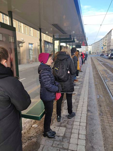 Linja-autoalan lakko vaikutti myös muuhun joukkoliikenteeseen. Esimerkiksi Kansaneläkelaitoksen raitiovaunupysäkillä Töölössä oli aamulla odottamassa tavallista enemmän ihmisiä.