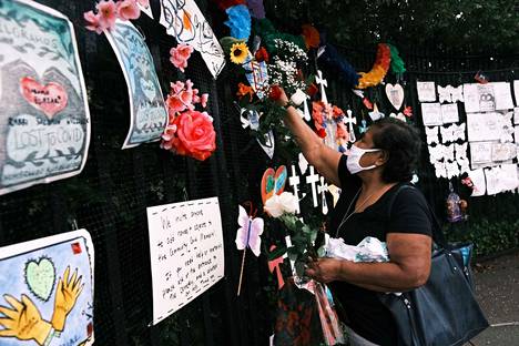 Koronatautiin kuolleiden muistolle jätettyjä viestejä hautausmaan porteilla New Yorkissa.