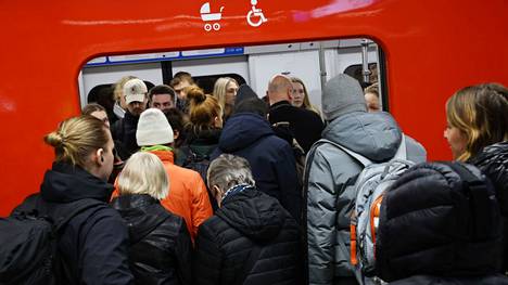 Metro ruuhkautui 15. marraskuuta Rautatieaseman metroasemalla.