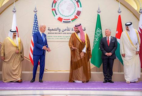 Jeddan huippukokousta edeltäneessä ryhmäkuvassa Yhdysvaltain presidentti Joe Biden (toinen vasemmalta) yritti pitää etäisyyttä Saudi-Arabian kruununprinssi Mohammed bin Salmanin. 