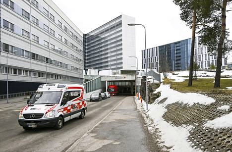 Ambulanssi Meilahden sairaala-alueella maaliskuussa 2021.