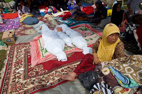 Earthquake victims in shrouds in Cianjur.