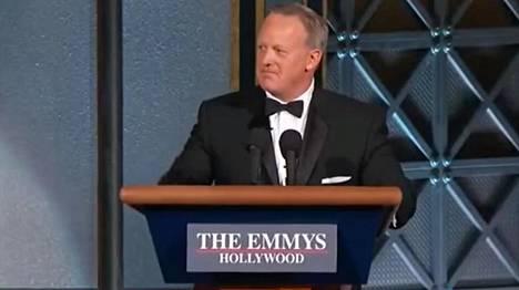 Sean Spicer esiintyi yllättäen Emmy-gaalassa.