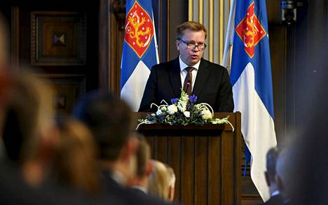 Puolustusministeri Antti Kaikkonen puhui 241. maanpuolustuskurssin avajaisissa Säätytalolla Helsingissä maanantaina.