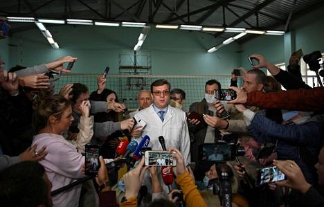 Врач омской больницы в окружении журналистов. Алексей Навальный доставлен с симптомами отравления. Август 2020 года. Фото: Алексей Малгавко / Reuters