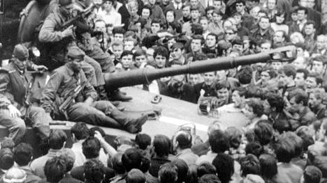 21. elokuuta 1968 Varsovan liiton panssarit vyöryivät Tšekkoslovakiaan muutamassa tunnissa. Nuoret prahalaiset yrittivät kaduilla turhaan hidastaa tankkikolonnan etenemistä. 