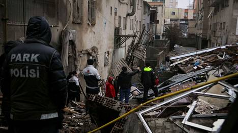 Kaakkois-Turkissa on maanantaina tapahtunut kaksi maanjäristystä, jotka ovat vaatineet jo yli tuhat uhria. 