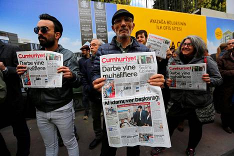 Turkkilaisen Cumhuriyet-lehden tukijoita lehden toimituksen edustalla lokakuussa. Lehden päätoimittaja Murat Sabuncu sekä muuta lehden johtoa pidätettiin lokakuun lopussa.