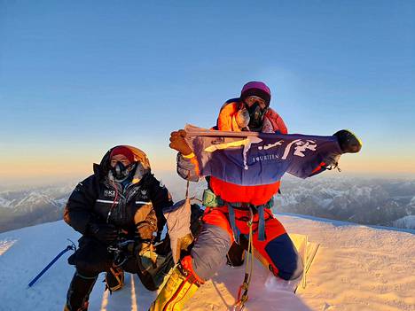 Mingma David Sherpa (vas.) ja Sona Sherpa kuvattiin 16. tammikuuta K2-vuoren huipulla.