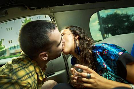 Länsimaissa viihdeteollisuus on kasvattanut suutelemisen merkitystä.