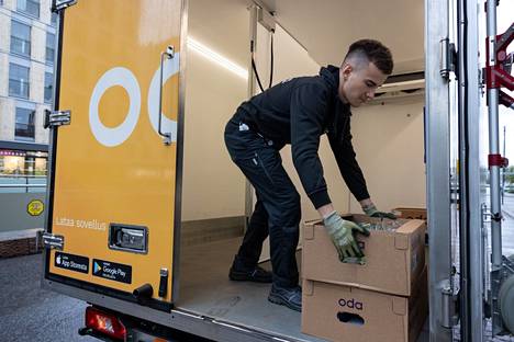 Odan kuljettaja Leandro Di Vincenzo nosti toimitettavia laatikoita kuljetusauton tavaratilasta keskiviikkona Jätkäsaaressa. Tavaratilan vasemmassa laidassa näkyy ovi erilliseen kylmiöön.
