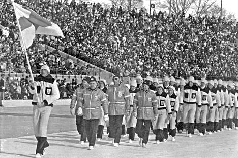 Suomen joukkueen lippua kantoi pitkä hiihtäjä Juha Mieto. Suomalaiset marssivat tapansa mukaan rytmikkäästi.