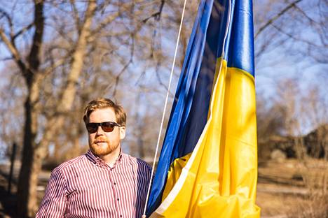 Mikko-Pekka Kiiskinen on oman lippuprotestinsa ohella järjestänyt sodanvastaisia tapahtumia Venäjän pääkonsulaatin luona.