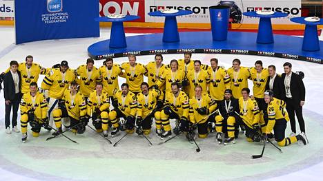 In Sweden's team photo, the trophy handed out by Hietanen was not visible, because Karlsson took it away to the changing room.