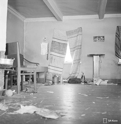Kiire evakkoon lähdössä näkyi myös talvisodan loppuvaiheessa suomalaisten ottamista valokuvista. Tyhjilleen jääneessä talossa ikkunoiden eteen pimennykseksi tai sirpaleilta suojaamaan nostetut matot ovat jääneet seinälle ja tavarat ovat hujan hajan. Mukaan on saatu vain petivaatteet ja joitain pienesineitä. Taipale 1.12.1939.