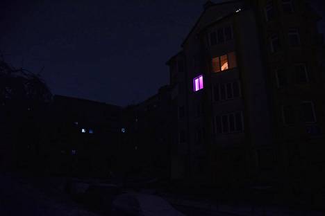 Sähkökato näkyi länsiukrainalaisen Lvivin kaupungin yömaisemassa 11. joulukuuta. 
