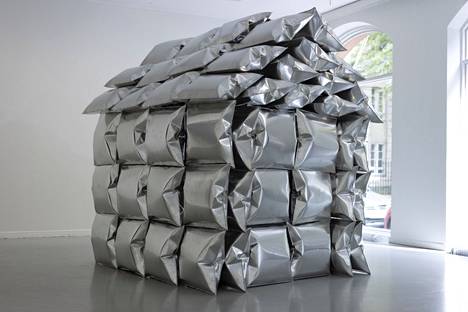Pillow Fort (2020) on teräksestä ja alumiinista rakennettu tyynymaja.
