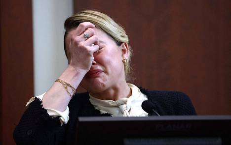 Amber Heard antoi tunteikkaan todistuksen oikeudessa Fairfaxissa, Virginiassa 4. toukokuuta.