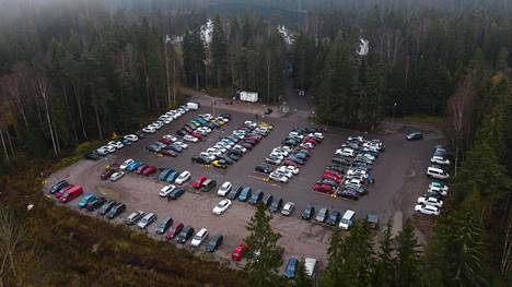 HS Vantaa | Sadat suuntasivat metsään viime hetkellä ennen marraskuun pimeyttä – HS seurasi ”Sipoonkorven portin” parkkipaikan täyttymistä lauantaina