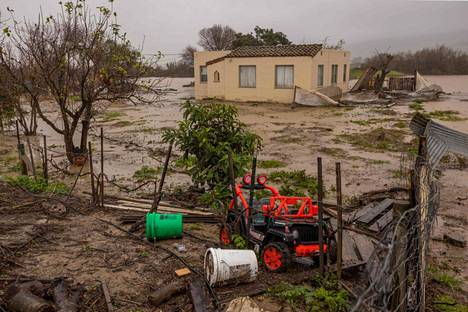Salinas-joen tulvavedet pyyhkäisivät asuintalon yli ja tuhosivat sen ympäristöä.
