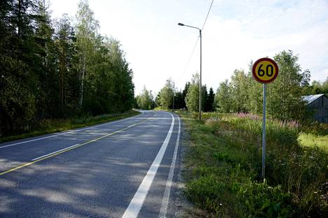 Nopeusrajoitus 60 km/h lähellä onnettomuuspaikkaa Virtaintiellä Kihniänkylässä.