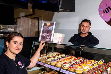 Edina ja Drilon Perolli myyvät donitseja, jotka saavat ihmiset eri puolilta Suomea suuntaamaan Loimaalle.