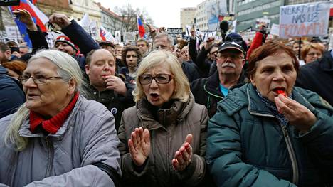 Pääministerin ero ei tyydyttänyt slovakialaisia – valtavat kansanjoukot vaativat uusia vaaleja ratkaisuksi toimittajan murhasta alkaneeseen skandaaliin