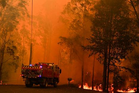 Paloauto maastopalon keskellä Werombissa, 50 kilometrin päässä Sydneystä.