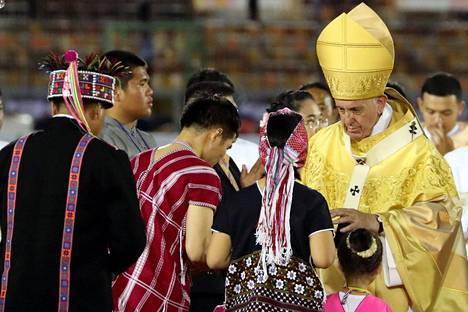 Paavi siunasi messun osallistujia Bangkokin stadionilla torstaina.