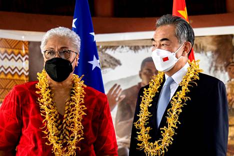 Samoan pääministeri Fiame Naomi ja Kiinan ulkoministeri Wang Yi saapuivat lauantaina tilaisuuteen, jossa maat allekirjoittivat sopimuksia.
