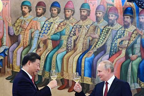 Kiinan johtaja Xi Jinping ja Venäjän presidentti Vladimir Putin kilistelivät 21. maaliskuuta. Kuva on Venäjän valtiollisen uutistoimiston Sputnikin välittämä.