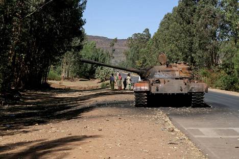 Palanut tankki lähellä Adowan kaupunkia Tigrayssä maaliskuussa.