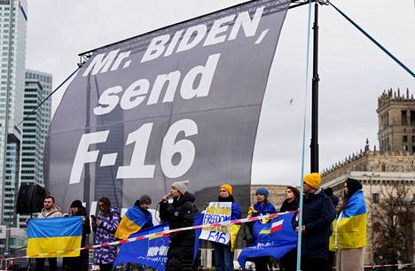 Hotelli Marriottin edustalle Varsovassa kokoontuneet mielenosoittajat pyysivät Yhdysvaltain presidentti Joe Bideniä lähettämään Ukrainaan F-16-hävittäjiä 22. helmikuuta 2023. Biden yöpyi Marriottissa, kun hän vieraili Puolassa sodan vuosipäivän muistoksi. 