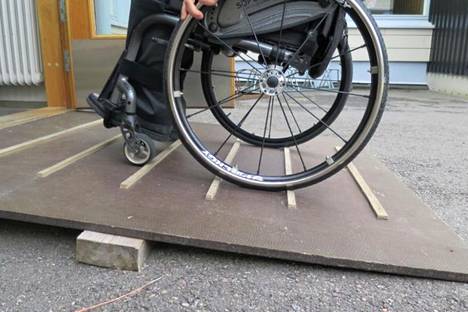 Vantaalla yhden äänestyspaikan sisäänkäynti oli vaikeakulkuinen pyörätuolia käyttävälle, koska vanerilevystä tehtyyn luiskaan oli kiinnitetty liikkumista hankaloittavat poikittaispuut.