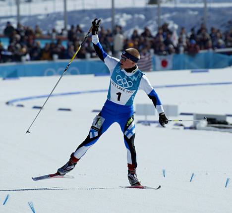 Samppa Lajunen voitti Salt Lake Cityssä 2002 kolme kultaa yhdistetyssä. Edellisissä olympiakisoissa Naganossa 1998 hän saavutti kaksi hopeaa.
