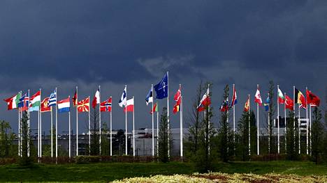Nato-maiden lippuja kuvattuna liittokunnan päämajan edustalla Brysselissä.