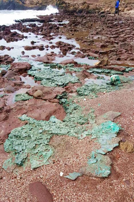 Muovikiviä Atlantin valtameressä sijaitsevan Trindaden saaren rannalla.