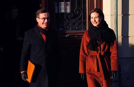 Ulf Kristersson ja Sanna Marin kävelivät pääministerin residenssiltä Sagerska husetilta lehdistötilaisuuteen Tukholmassa.