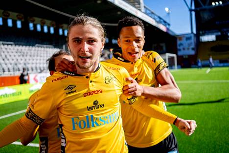 Pawel Cibickin (edessä) pelit on pelattu ainakin neljäksi vuodeksi. Kuva vuodelta 2019 Elfsborgin paidasta.