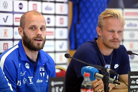 Teemu Pukki (vas.) ja Joel Pohjanpalo Huuhkajien tiedotustilaisuudessa Helsingissä 19. syyskuuta 2022. Huuhkajat pelaa viikon sisällä sekä Romaniaa että Montenegroa vastaan. 