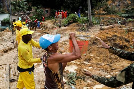 Pelastusviranomaiset ja vapaaehtoiset korjasivat maanvyörymien aiheuttamia jälkiä Recifessa Brasiliassa maanantaina.