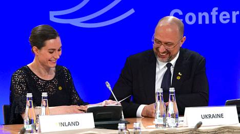Pääministeri Sanna Marin (sd) osallistui torstaina Varsovassa Ukrainaa tukevaan konferenssiin. Marinin vieressä Ukrainan pääministeri Denys Šmyhal.